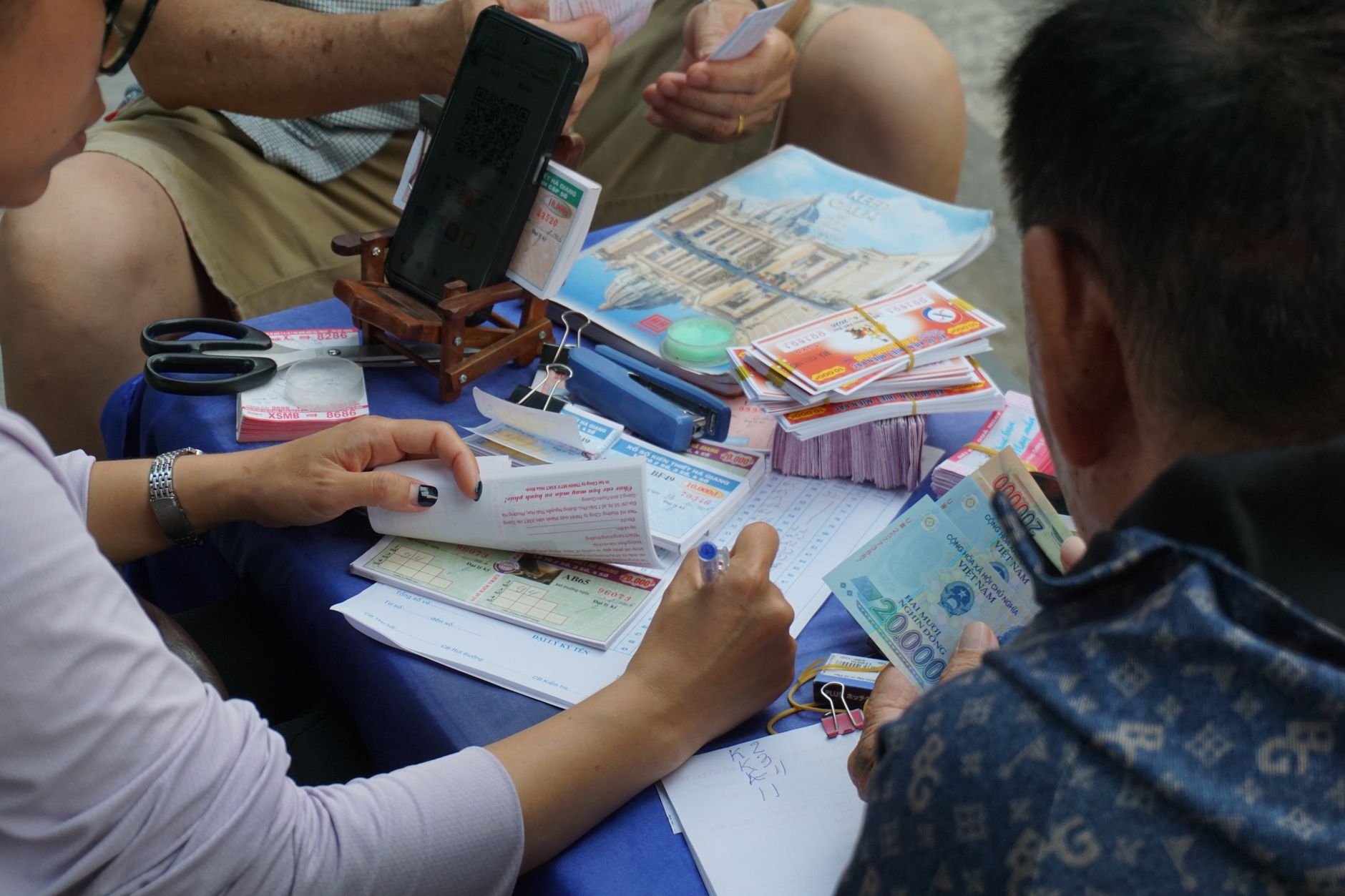 thai baht cash currency market