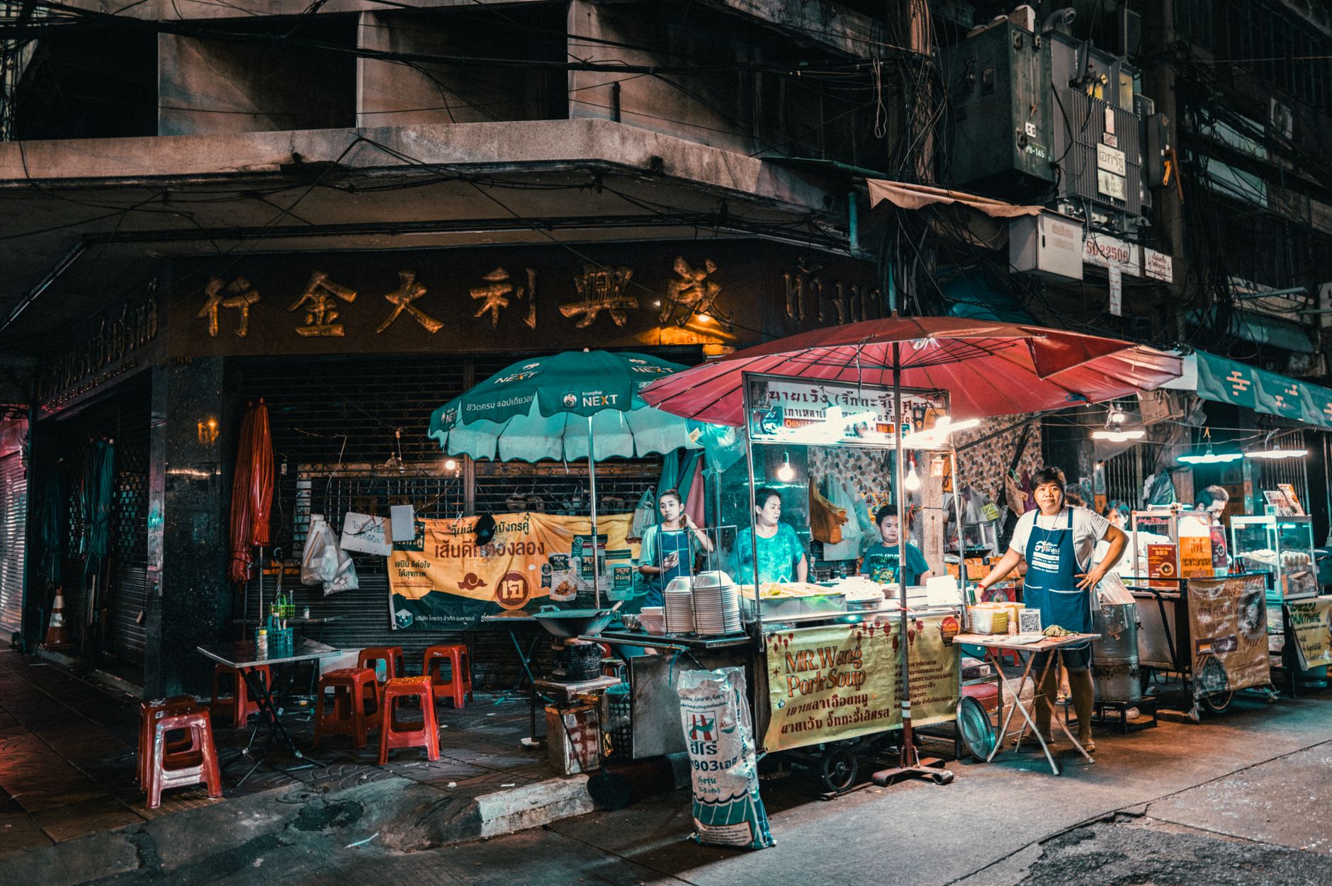 bangkok night market food stalls