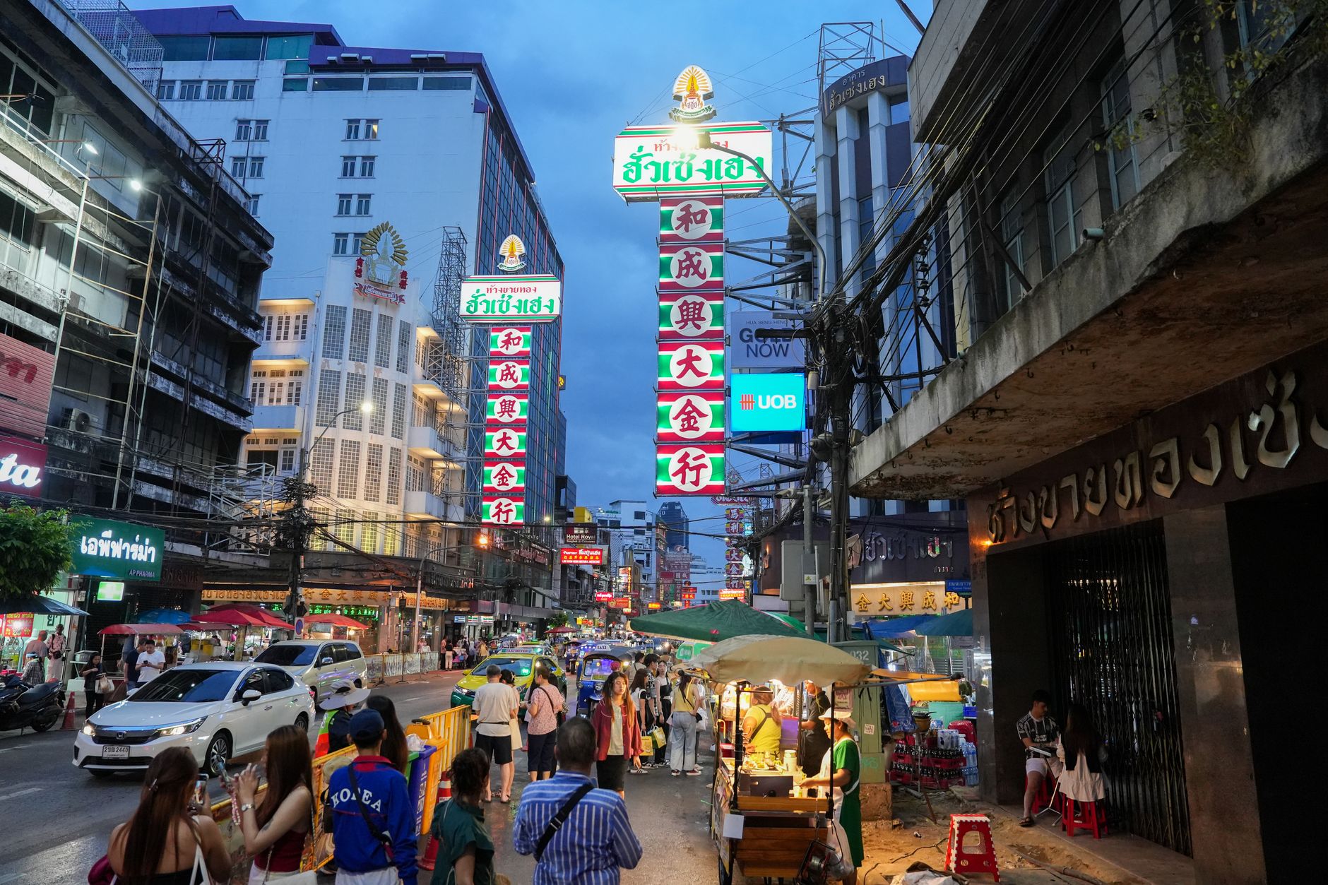 bangkok chinatown yaowarat street night