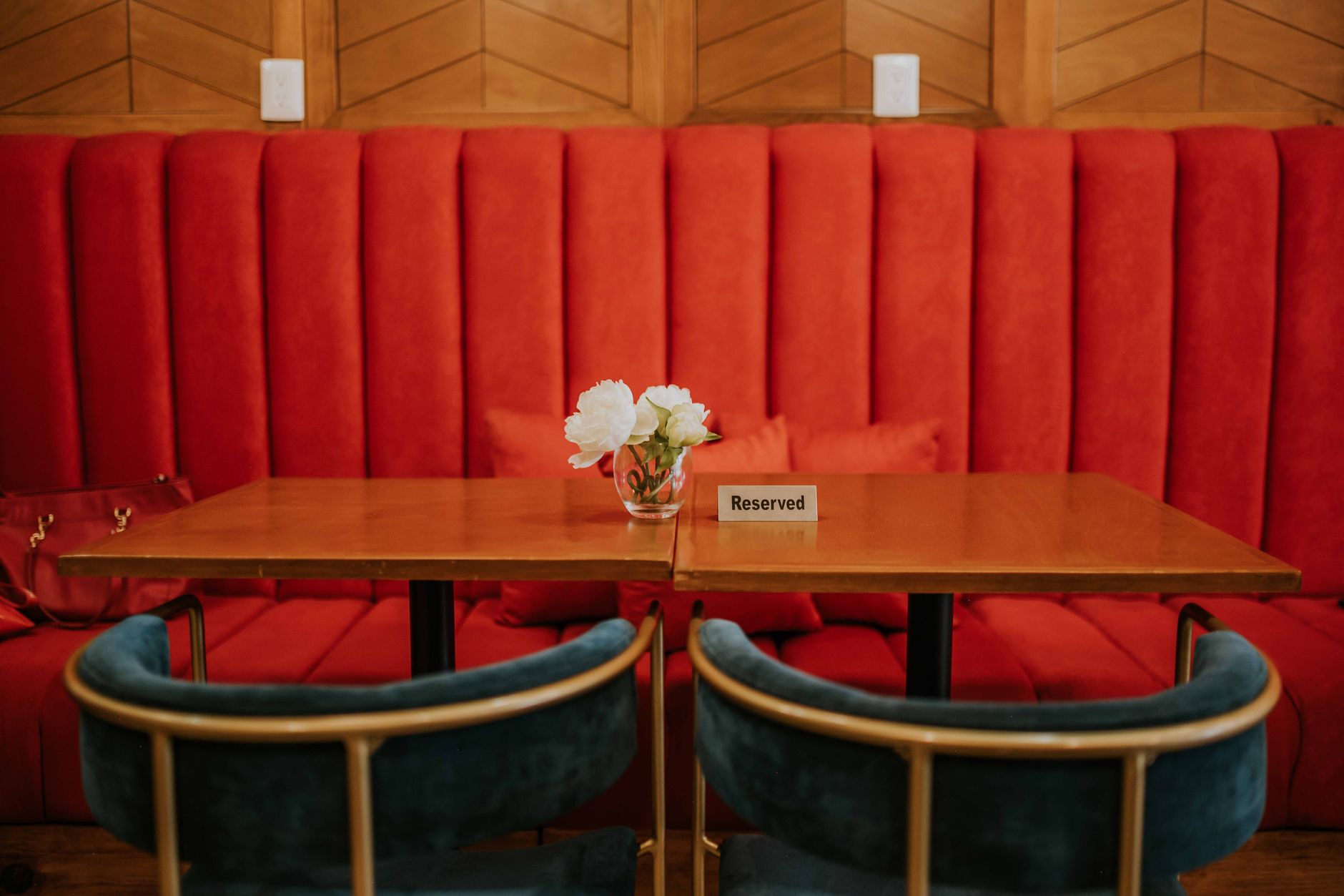 restaurant reservation smartphone booking table