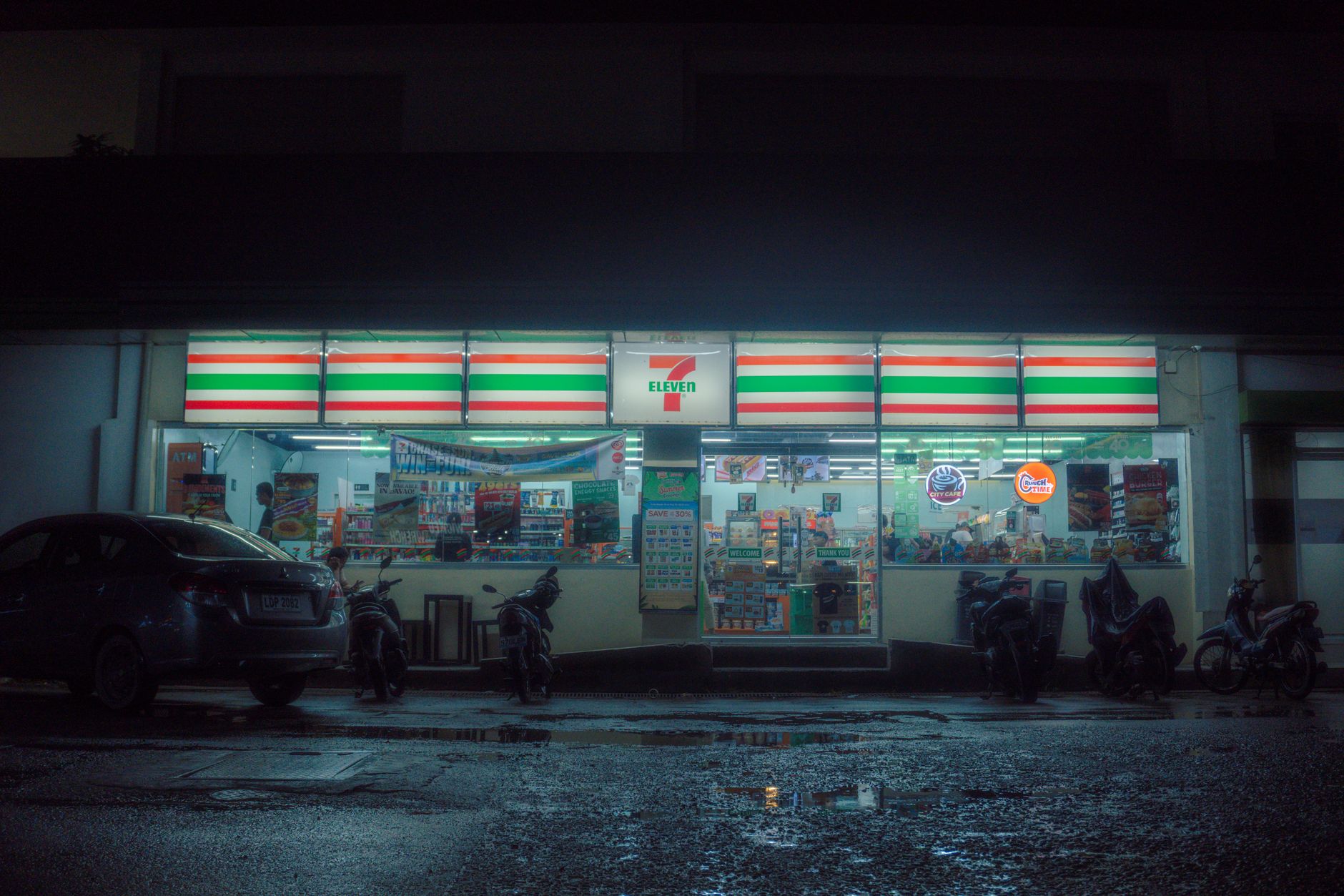 7-eleven convenience store bangkok night