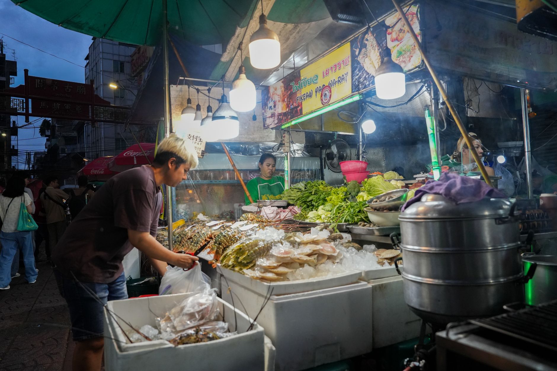 bangkok chinatown yaowarat street food night